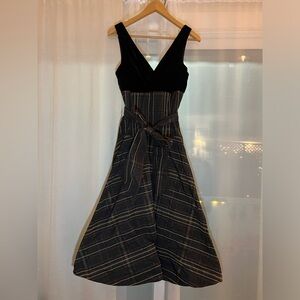 beautiful dress, perfect for an evening out !! Very flattering!!